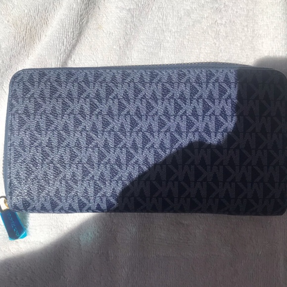 Michael Kors travel wallet - Picture 5 of 9